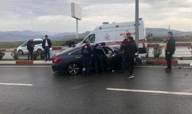 Direğe çarpan otomobildeki 2 kişi yaralandı