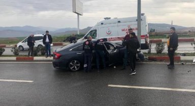 Direğe çarpan otomobildeki 2 kişi yaralandı