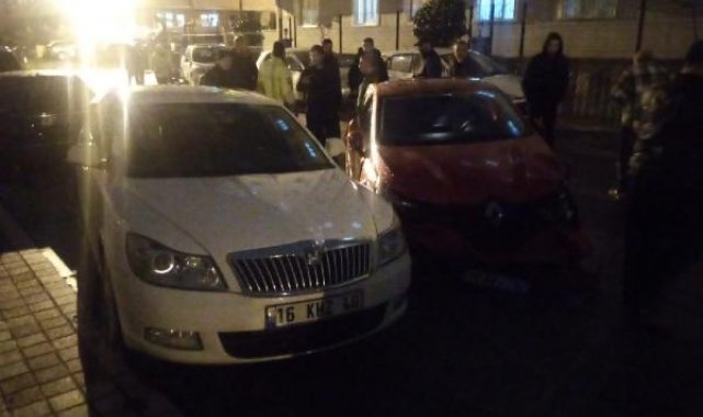 Direksiyon başında kalp krizi geçiren sürücü, park halindeki 2 otomobile çarpıp öldü