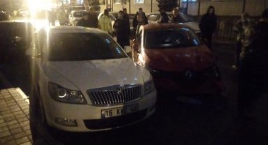 Direksiyon başında kalp krizi geçiren sürücü, park halindeki 2 otomobile çarpıp öldü