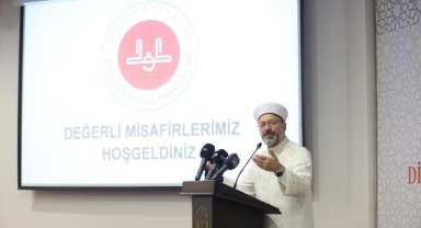 Diyanet İşleri Başkanı Erbaş, Ankara'da depremzedelerle iftar yaptı