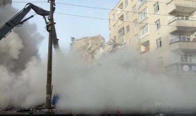 Diyarbakır'da 6 katlı bina yıkım sırasında çöktü: O anlar kamerada