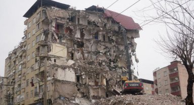 Diyarbakır'da acil yıkım kararı alınan yapılar yıkılıyor
