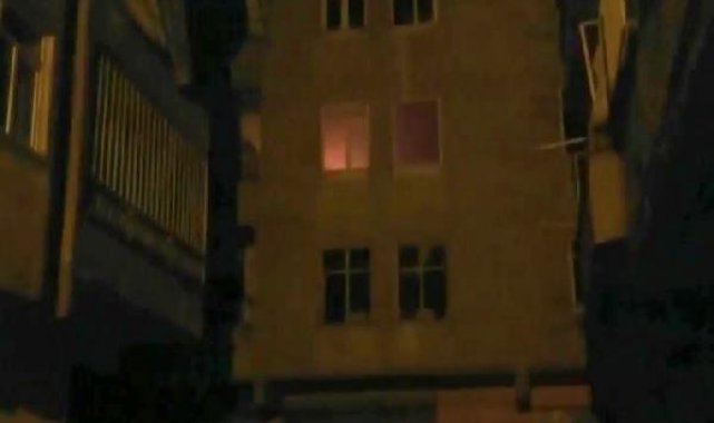 Diyarbakır'da ağır hasarlı apartmanın 2 ve 3'üncü katında yangın