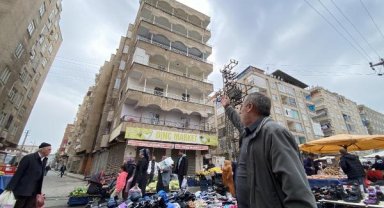 Diyarbakır'da ağır hasarlı bina önünde semt pazarı