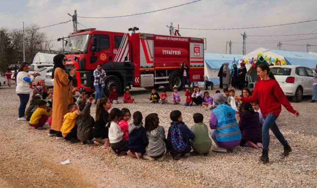 Diyarbakır'da çadır kentteki çocuklar oyunlarla mutlu ediliyor