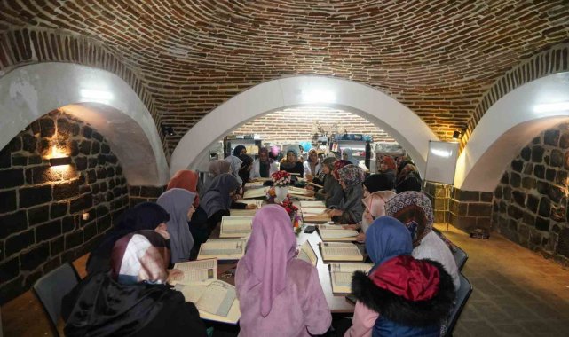Diyarbakır'da depremde hayatını kaybedenler için hatim okunuyor
