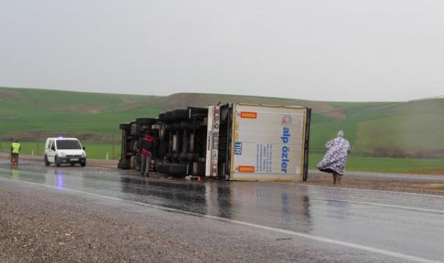 Diyarbakır'da devrilen TIR'ın şoförü yaralandı