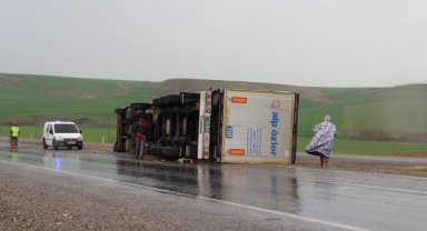 Diyarbakır'da devrilen TIR'ın şoförü yaralandı