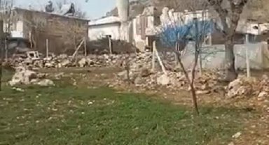 Diyarbakır'da hasarlı cami minaresi kontrollü yıkıldı