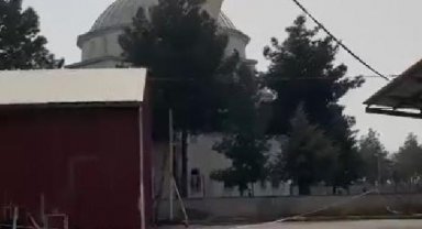 Diyarbakır'da hasarlı cami minaresi kontrollü yıkıldı