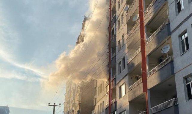 Diyarbakır'da iftar vakti ağır hasarlı apartmanda yangın