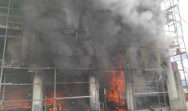 Diyarbakır'da inşaat halindeki 4 katlı binada yangın
