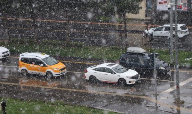 Diyarbakır'da kar yağışı etkili oldu