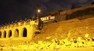 Diyarbakır'da, karayolunda istinat duvarı çöktü