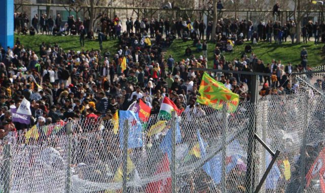 Diyarbakır'da Nevruz kutlamasında terör paçavrası açıp slogan atıldı