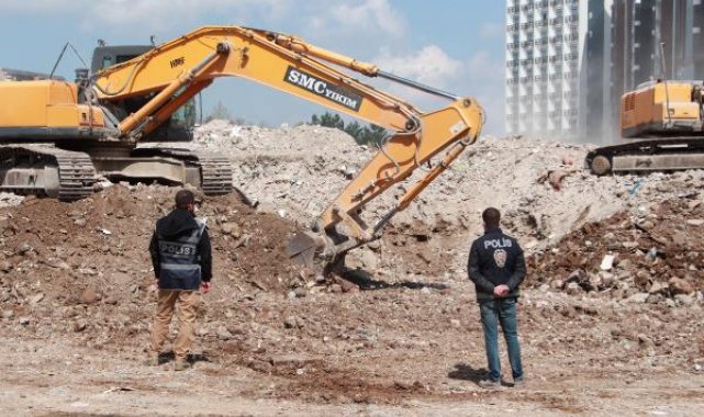 Diyarbakır'da polis özel ekipleri enkazdaki değerli eşyaları sahiplerine teslim ediyor