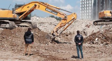 Diyarbakır'da polis özel ekipleri enkazdaki değerli eşyaları sahiplerine teslim ediyor