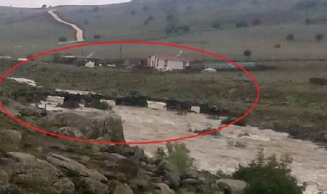 Diyarbakır'da sağanak; dere taştı, derme çatma köprü yıkıldı
