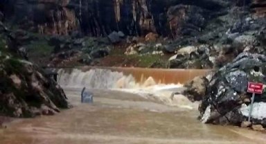 Diyarbakır'da sağanak, hayatı olumsuz etkiledi