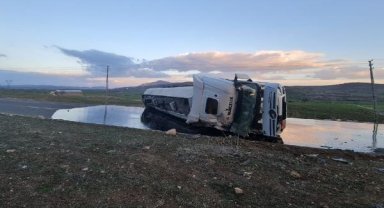 Diyarbakır'da sıcak asfalt yüklü tanker devrildi