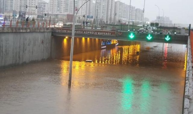 Diyarbakır'daki kuvvetli yağış; 9 otomobil hasar gördü, 80 ev ve iş yerini su bastı