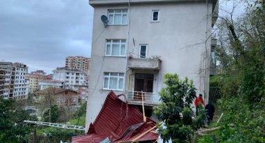 Doğu Karadeniz'de fırtına etkisi: çatı uçtu, ağaç devrildi