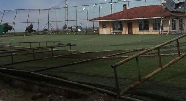 Doğu Karadeniz'de fırtına etkisi; çatı uçtu, ağaç devrildi