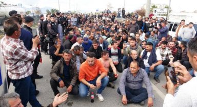 Domates üreticileri yol kapatıp, ihracat kısıtlamasının kaldırılmasını istedi