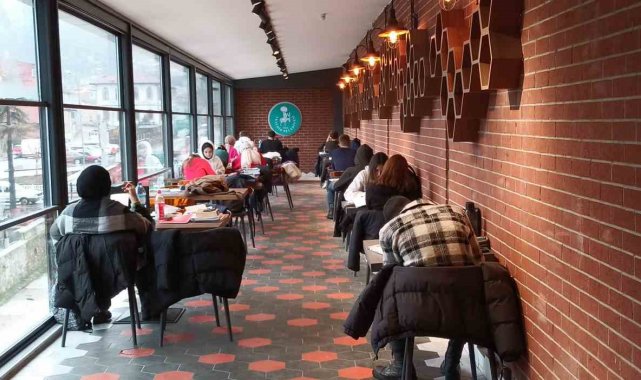Dönemeç Kitap Kafe'ye gençlerden yoğun ilgi