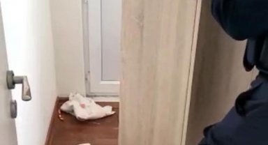 Dubleks dairedeki gizli bölümde kaçak sigara imalathanesi