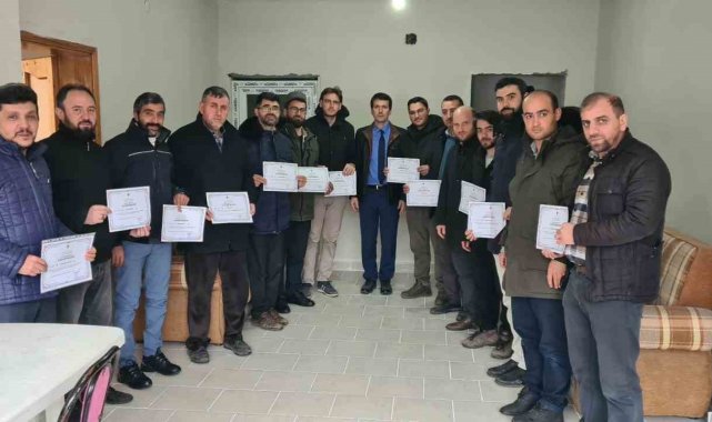 Dumlupınar'da vaaz ve hutbe kursuna katılan imam ve müezzinlere katılım belgesi