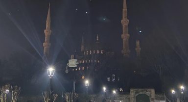 Dünya Saati'nde ışıklar iklim krizi ve depremde yaşamını yitirenleri anmak için kapandı