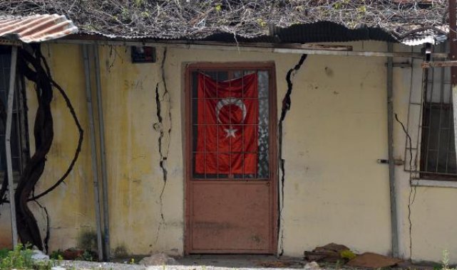 Duvarları eğik ve yarılmış evlerde yaşam mücadelesi