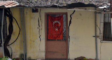 Duvarları eğik ve yarılmış evlerde yaşam mücadelesi