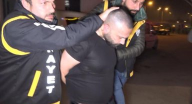 Eczacı kalfasını ve ev arkadaşını tabancayla öldürdü, otomobilde cesetle yakalandı