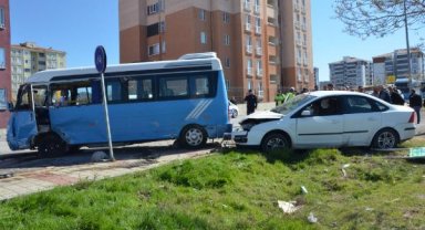 Edirne'de otomobil, yolcu minibüsüne çarptı: 5 yaralı
