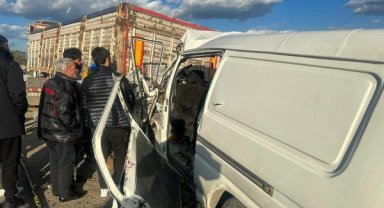 Edremit'te minibüs park halindeki kamyona çarptı: 2 ölü, 4 yaralı