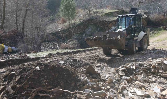 Efeler Belediyesi, yağış nedeniyle kapanan yollara müdahale etti