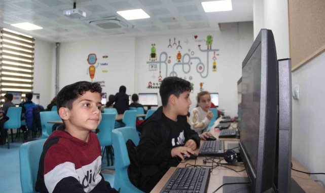 El Cezeri'nin torunları bilgisayarda kendi tasarladıkları oyunları oynuyor