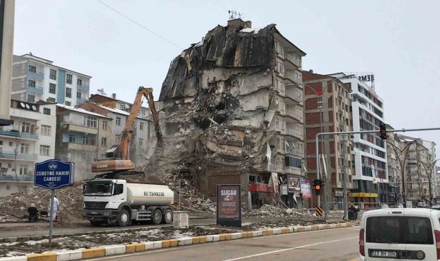 Elazığ'da ağır hasarlı bina sayısı 4 bin 73 oldu