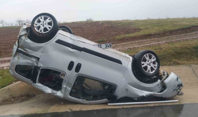 Elazığ'da hafif ticari araç takla attı: 3 yaralı