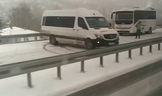 Elazığ'da kar yağışı sonrası araçlar yolda kaldı