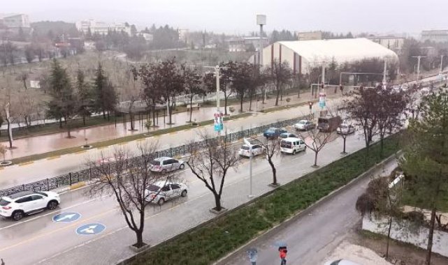 Elazığ'da sağanak; cadde ve sokaklar suyla doldu
