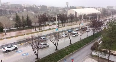Elazığ'da sağanak; cadde ve sokaklar suyla doldu