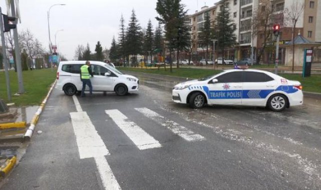 Elazığ'da sağanak; Elazığ- Malatya karayolu bir süre ulaşıma kapandı