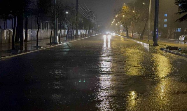 Elazığ'da sağanak etkili oldu, yollar göle döndü