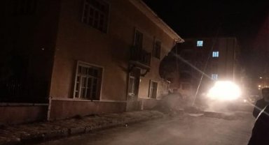 Elazığ'da yıkım kararı alınan binanın bir kısmı çöktü