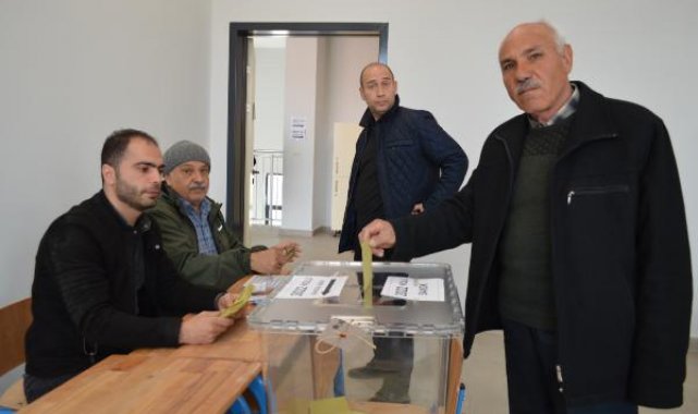 Elazığ'daki depremin ardından kurulan mahallede muhtarlık seçimi