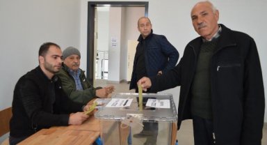 Elazığ'daki depremin ardından kurulan mahallede muhtarlık seçimi